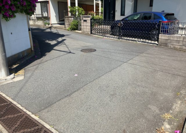 【前面道路含む現地写真】 | 東側道路の場合は居室を南向きに設計しやすいため、朝日が入りやすいというメリットがあります。一方、西側道路も東側同様に居室を南向きに設計しやすいのですが、住宅地だと朝日が入りにくいという弱点があります。