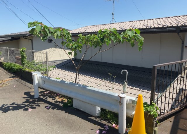 【駐車場】 | 車一台あたりに必要なスペースは、標準サイズの普通自動車で横幅2m50cm、長さ5mは必要になります。ただし、乗降のことも考慮して横幅3m30cm、長さ5m50cmほどは確保できるところを選びましょう。