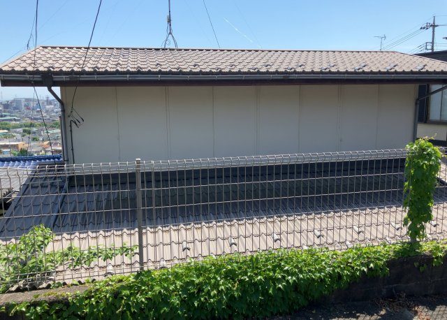 【バルコニー】 | バルコニーは、建物内から室外へ楽に出入りできる便利なスペースです。また、バルコニーには手すりを付けることが義務付けられており、手すりの高さは110cm以上で施工することが建築基準法で定められています。