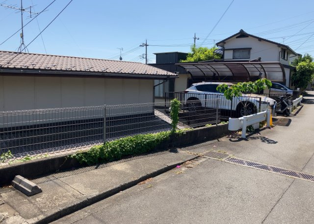【バルコニー】 | 両面バルコニーは、バルコニーそのものの機能というよりかは設置の仕方による名称です。複数のバルコニーを東西や南東などの相対する場所に設置することで、通風や採光が確保しやすくなるというメリットがあります。