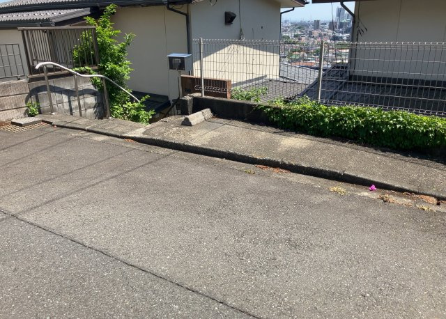 【前面道路含む現地写真】 | 住宅用の土地では前面道路に2m以上接していなければならないと法律で定められています。しかし、お持ちの車のサイズやライフスタイルなどにより、2mでは利便が悪い場合もございますので、事前に確認しましょう。