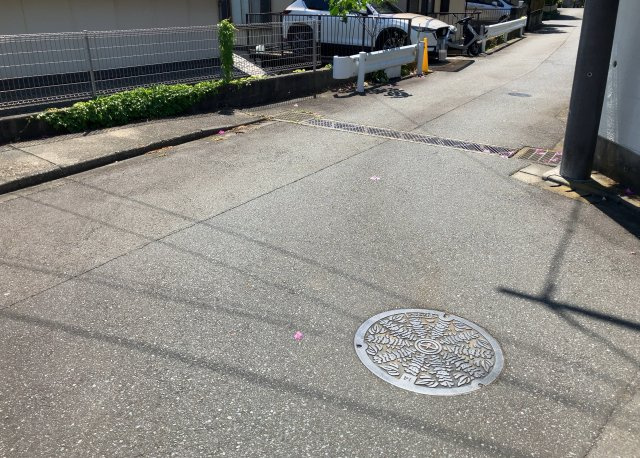 【前面道路含む現地写真】 | 道幅が広い場所は日当たりや風通が良好です。幅が広いのですれ違いも可能ですし大きな車でも駐車可能！一方で、大型車が通ることも多くなるため交通量の増加により騒音に繋がります。また土地の値段が高くなります。