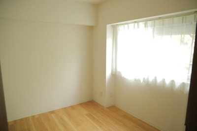 【洋室】 | 八王子パークヒル宇津木台第二団地３号棟 | 洋室のメリットは重い家具が置きやすく、身の回りが整理しやすいことです。 床がフローリングのため畳とは異なり凹みにくいです。 クローゼットなど収納が豊富で、普段使わない旅行カバンや服の整頓も簡単にです。