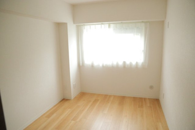 【寝室】 | 八王子パークヒル宇津木台第二団地３号棟 | 寝室でゆっくりと過ごすためにはベッド周りの適度な空間を担保することや窓の位置、照明の明るさ、寝室の広さなどを考える必要があります。自身や家族の構成とライフスタイルに併せて寝室にする部屋を選びましょう！