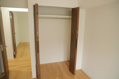 【収納】 | 八王子パークヒル宇津木台第二団地３号棟 | デザイン性を重視しすぎて収納が少なかった！なんてことにならないため、事前に現地で収納の数を確認しておくことをお勧めします。クローゼット以外にも床下収納や屋根裏収納、パントリーなどもチェックしましょう。