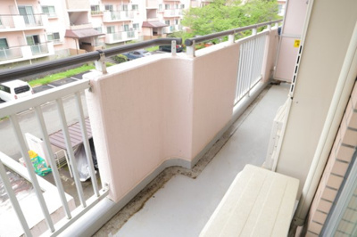 【バルコニー】 | 八王子パークヒル宇津木台第二団地３号棟 | バルコニーは、室外の専用スペースのうち、「屋根がなく開放された空間」であるものを指します。ベランダより広いタイプのものが多く、日当たりもよいため家庭菜園などを楽しみたい人にとって適した環境となります。