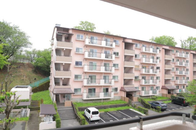 【展望】 | 八王子パークヒル宇津木台第二団地３号棟 | 眺望の良さを楽しめるダイニングキッチンで家族団らんの時間を過ごしてはいかがでしょうか。バルコニーから見える景色を家族で眺める時間は、時間が経つのを忘れてしまいそうですね。是非、現地を見に行きましょう！