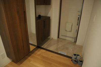 【玄関】 | 八王子パークヒル宇津木台第二団地３号棟 | 玄関は家の顔でもあり、家族以外の目にも止まる場所です。玄関は外との間を仕切る扉、靴などをしまっておく収納スペース、靴脱ぎのたたきスペース、来客とのやり取りをするドアホンなど複数のアイテムからなります。