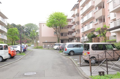 【現況写真】 | 八王子パークヒル宇津木台第二団地３号棟 | 外観はマンション管理がされているかの目安になります。築年数が古いと、壁面は劣化してひび割れが生じることも！建物が古びていても細かいところが修繕されていると、きちんと管理されているなぁと感じるでしょう。