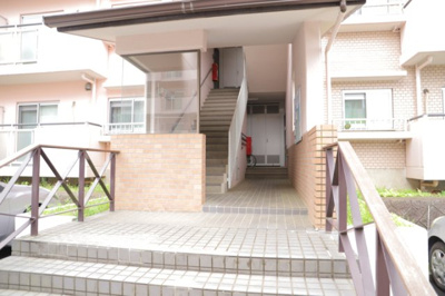 【エントランス】 | 八王子パークヒル宇津木台第二団地３号棟 | マンションのエントランスには、もともと風よけや防犯の役割がありますが、マンションによって宅配ボックスなどの設備が備わっている所もあります。日々の生活をイメージしながら生活しやすさをチェックしましょう。