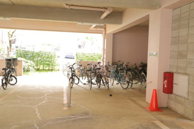 【駐輪場】 | 八王子パークヒル宇津木台第二団地３号棟 | マンションの駐輪場は、事前に空きがあるか確認を取ると安心です。せっかく入居したのに駐輪スペースがない！なんてことになったら大変ですよね。そこで、内見時や購入前にはまず事前に確認しておくと良いでしょう。