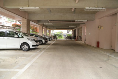 【駐車場】 | 八王子パークヒル宇津木台第二団地３号棟 | 車一台あたりに必要なスペースは、標準サイズの普通自動車で横幅2m50cm、長さ5mは必要になります。ただし、乗降のことも考慮して横幅3m30cm、長さ5m50cmほどは確保できるところを選びましょう。