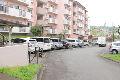 【駐車場】 | 八王子パークヒル宇津木台第二団地３号棟 | 駐車場と明記されていても、最小スペースでつくられた駐車場だと大型車は駐車できなかったり、出入りしにくくなったりする可能性があります。お車のサイズと購入したい物件の駐車場のサイズを現地で確認しましょう。