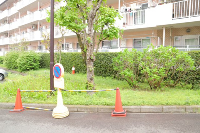 【中庭】 | 八王子パークヒル宇津木台第二団地３号棟 | 中庭（パティオ）とは、一つの建築物の内部に設けられた、壁などで囲われている庭のことを指します。コの字型、ロの字型が主流ですが、L字型の中庭もあります。最近では、インテリア性の高さからも人気があります。