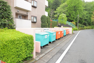 【設備】 | 八王子パークヒル宇津木台第二団地３号棟 | 共有部分は、住民なら誰もが使える設備のこと。例えば駐車場やエレベーター、インターネット設備、セキュリティ設備などがあります。他にも、マンションの廊下・外部階段やエントランス・ゴミ置き場などがあります。