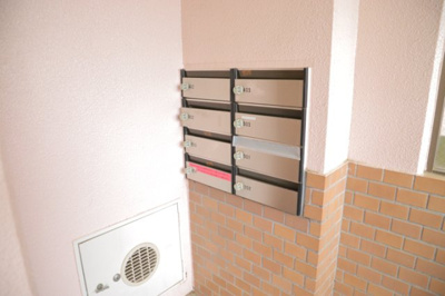 【設備】 | 八王子パークヒル宇津木台第二団地３号棟 | エントランス付近に設置されている集合ポストは、住んでいる部屋と離れているため、ポストをあさるなど誰かに何かされていても被害に気づきにくいです。入居する時には他人に特定されにくい番号で鍵をかけましょう！