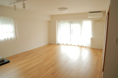 【ダイニング】 | 八王子パークヒル宇津木台第二団地３号棟 | ダイニングは、食事や家族の団らんスペースとしてだけではなく、ほかの用途としても使用することができます。ダイニングテーブルを置き、食事のためのスペースを作ることでリビングとの差別化を図ることができます。