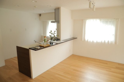 【キッチン】 | 八王子パークヒル宇津木台第二団地３号棟 | L型アイランドタイプは、キッチンからダイニングにもリビングにも目が行き届くので、とても使いやすい配置です。L字型独立タイプは、キッチンを独立させてるためLDKというよりもLDといった様なイメージです。