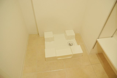 【ランドリースペース】 | 八王子パークヒル宇津木台第二団地３号棟 | ランドリースペースも気になります。洗濯機置場があり「洗う、干す、取り込む、アイロンがけ、たたむ」など、洗濯に関する家事をするための空間です。広さや収納など付帯設備も含めて、詳細は現地でご確認ください。