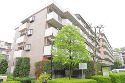 【構造・工法・仕様】 | 八王子パークヒル宇津木台第二団地３号棟 | ＲＣ造、Reinforced Concreteは直訳すると補強されたコンクリートです。主に柱や梁・床・壁が鉄筋とコンクリートで構成おり、鉄筋を組んだ型枠にコンクリートを流し込んで固めたものを指します。