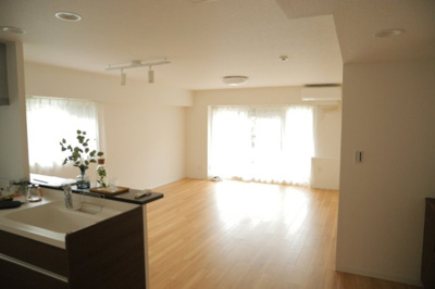 【居間・リビング】 | 八王子パークヒル宇津木台第二団地３号棟 | リビングの間取りの種類は大きくわけてリビングとダイニングが別になっているタイプ、リビングダイニング一体型です。どちらも一長一短ですので、家を選ぶ時はその両面をチェックして決めるようにしましょう。
