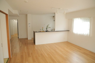 【居間・リビング】 | 八王子パークヒル宇津木台第二団地３号棟 | 直線タイプはLとDKを一直線に並べた形で対面キッチンのタイプです。一般的なのでよく見かけるかもしれません。直線タイプに似た直接アイランドタイプは、キッチンとダイニングの間に壁がない分広く感じられます。