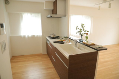 【キッチン】 | 八王子パークヒル宇津木台第二団地３号棟 | 標準的なシステムキッチンの横幅は、165cm～300cm程度です。2100・2400・2550・2700などミリ単位で表記されます。普段どのように料理をするのかを想定しながら合ったサイズを選びましょう