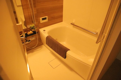 【浴室】 | 八王子パークヒル宇津木台第二団地３号棟 | 入浴時の快適さも大事なことですが、綺麗な状態を維持できなければ気持ちよく入浴できません。毎日の掃除が楽という点は大事なポイントになります！カビが生えにくく掃除がしやすい、壁や浴槽を選ぶといいでしょう。