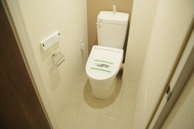 【トイレ】 | 八王子パークヒル宇津木台第二団地３号棟 | トイレは大きさや形、機能、抗菌性などが異なる多種多彩なタイプが各メーカーから出ています。それぞれに良さがあるため、事前にどういったタイプのトイレがいいのかをご家庭内で決めて、内見に行くといいでしょう。