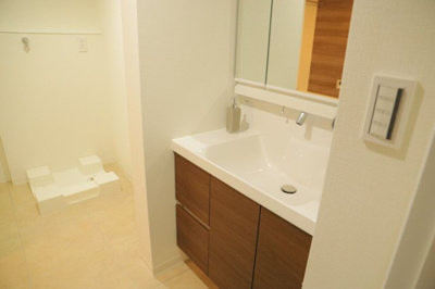 【独立洗面台】 | 八王子パークヒル宇津木台第二団地３号棟 | 洗面化粧台では顔を洗ったり、身だしなみを整えることが本来の使い方ですが、用途によっては洗面化粧台に求められる機能が違ってくるため、ご自身や家族のライフスタイルに合ったものを選ぶことをおすすめ致します。