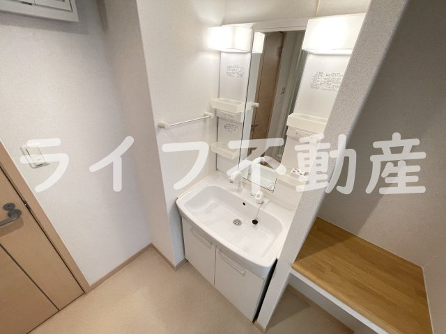 カーサ・コモドの独立洗面台|朝の支度にも助かる、独立の洗髪洗面化粧台