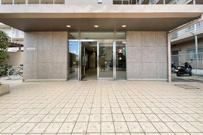 【エントランス】 | 伏見日光ハイツ2号棟 | 一度、実際にご覧になってみませんか？暮らしやすい周辺環境も含めスタッフがご案内いたします。お家探しの第一歩としてでも大丈夫です(^^)/お気軽にお問い合わせ下さいね♪