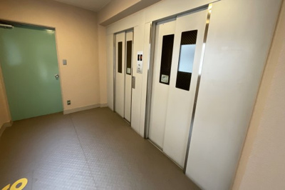 【その他共用部分】 | 伏見日光ハイツ2号棟 | エレベーターが2基あるので朝の忙しい時間も安心です。
