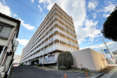 【外観】 | 伏見日光ハイツ2号棟 | 一度、実際にご覧になってみませんか？暮らしやすい周辺環境も含めスタッフがご案内いたします。お家探しの第一歩としてでも大丈夫です(^^)/お気軽にお問い合わせ下さいね♪