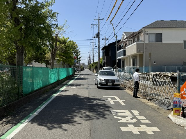 松戸市新松戸3丁目新築戸建【新松戸南小学校：9分】の前面道路含む現地写真|南側前面道路・幅員約6ｍ