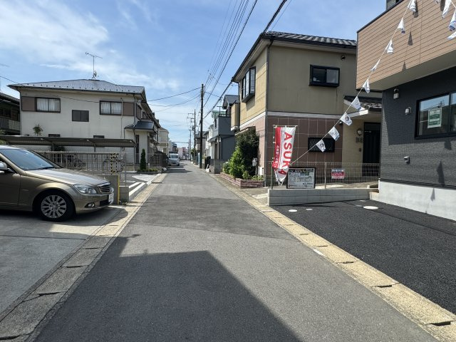 松戸市松飛台新築戸建【松飛台第二小学校：6分】の前面道路含む現地写真|東側前面道路