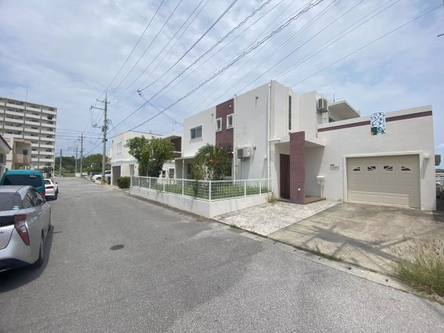 沖縄市古謝　収益物件　の外観|道路も広く静かな住宅街です
