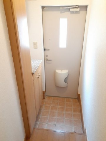 熊本市中央区黒髪６丁目のアパートの玄関|収納もある玄関です