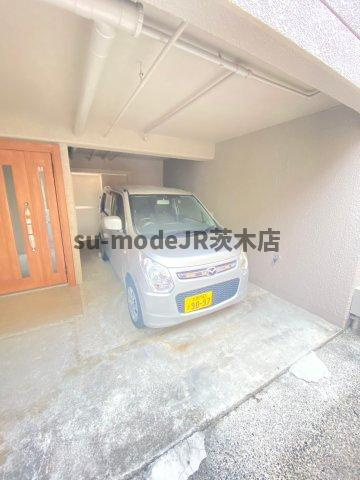 総持寺駅前テラスハウスの駐車場