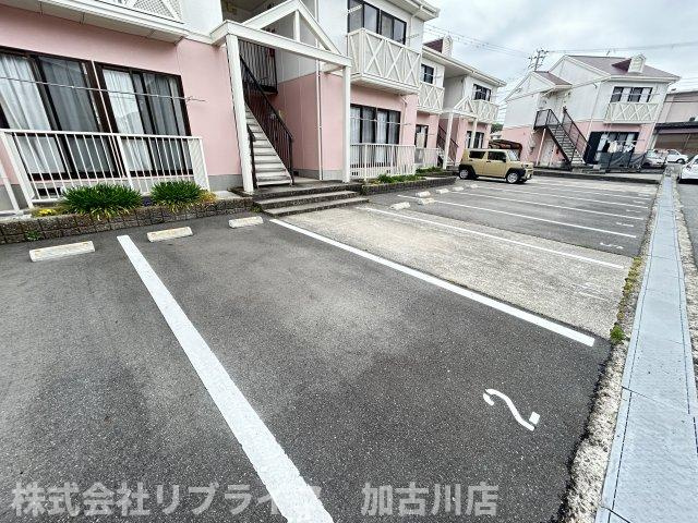 メゾン　ウインベルの駐車場