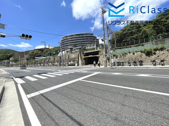 ライオンズマンション須磨浦通の周辺|マンション前の道路です
