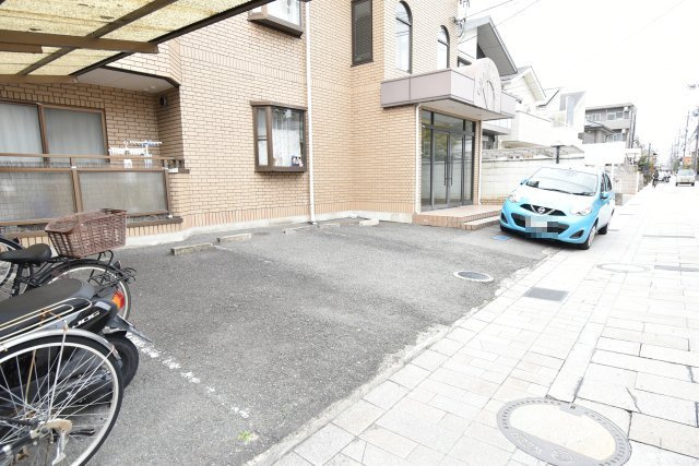 コーポオカモトの駐車場