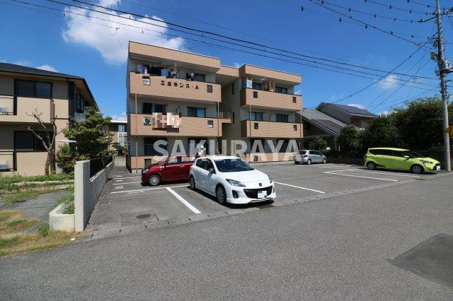 エミネンスＡの駐車場