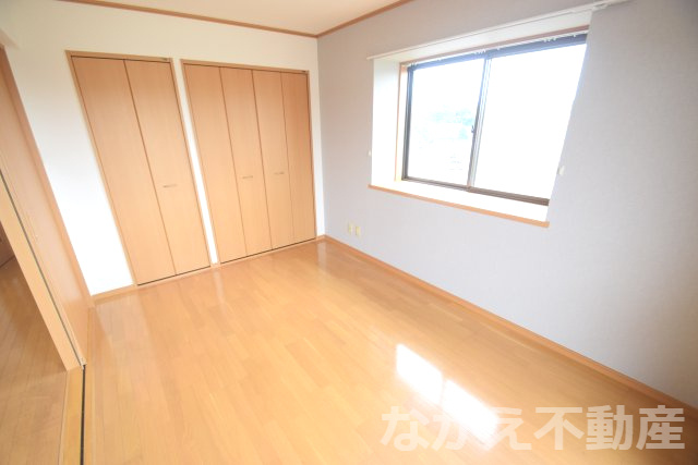 【洋室】 | 開放的な寝室です