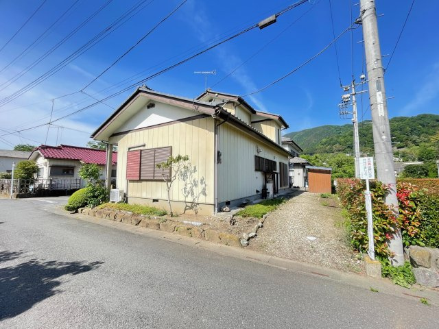 神川町渡瀬　中古の前面道路含む現地写真