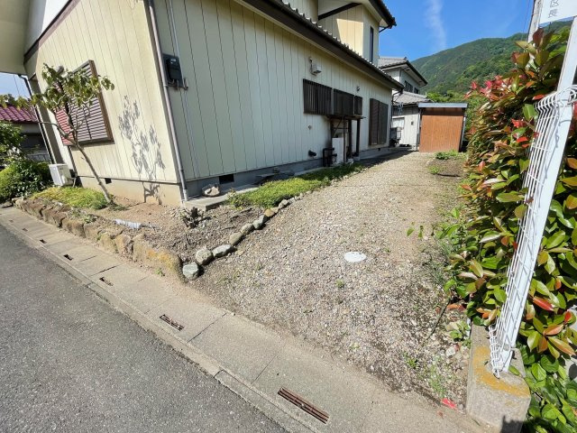 神川町渡瀬　中古の前面道路含む現地写真