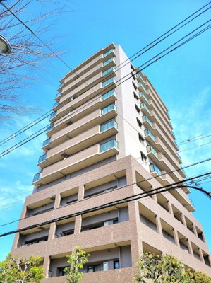 【外観】 | サンメゾンプレ・ボヌール | 関目高殿駅から歩いて2分、周辺には小学校や中学校、スーパーも近く生活便利！3つの鉄道路線が使えて通勤・通学もラクラク。南東角部屋で日当たりと風通しもよく、室内もキレイです。