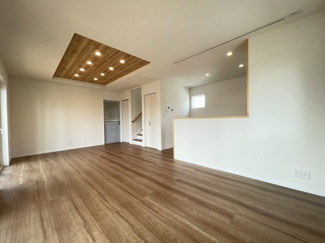 【居間・リビング】 | 上大類町新築住宅 | 折り上げ天井が広く広く感じさせます。