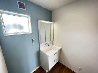 【独立洗面台】 | 上大類町新築住宅 | スタイリッシュな三面鏡洗面台です。