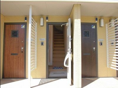 【玄関】 | リヴェールA棟 | ネット無料。落ち着いた玄関です